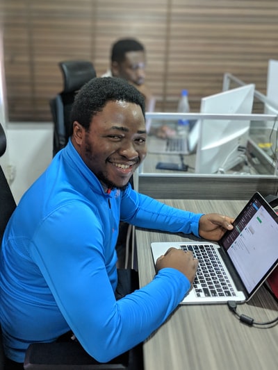 微笑的男人用笔记本电脑